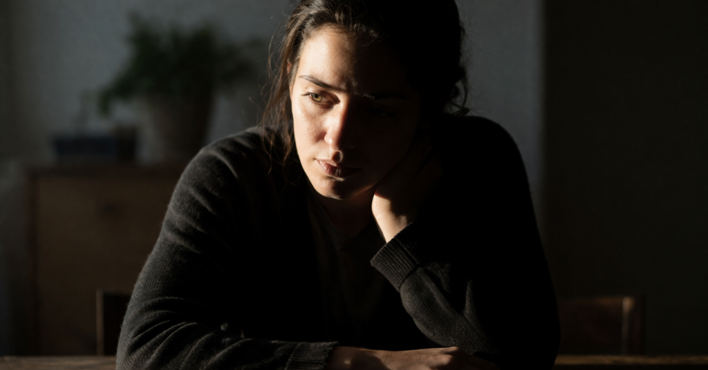 Volto per metà in luce e per metà in ombra, immagine sul senso di colpa e su ciò che nasconde in profondità