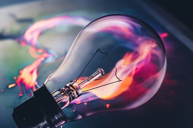 Rappresentazione visiva di pensiero divergente , creatività e intelligenza emotiva con colori vivaci e forme fluide, simbolo della connessione tra mente, emozioni e innovazione.